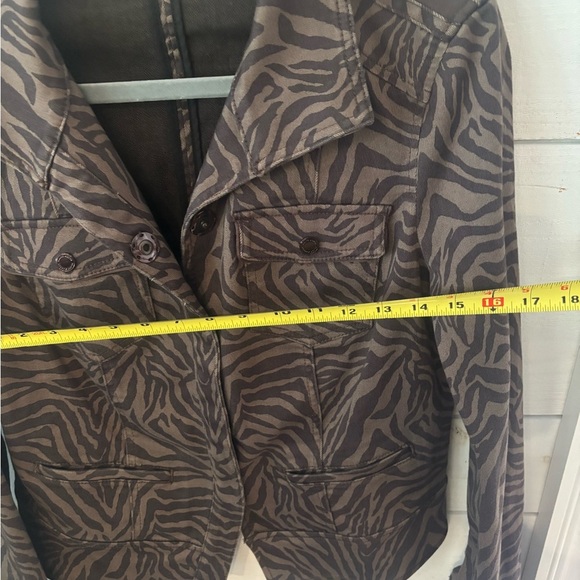 WHBM Espresso Zebra Print
Denim Jacket Size 12. Great Condition! - Picture 13 of 16